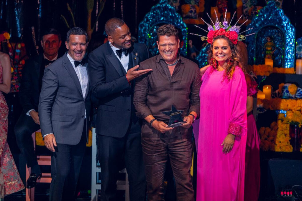 Carlos Vives recibe Premio Solidario durante la Gala Starlite 2024, entregado por Will Smith