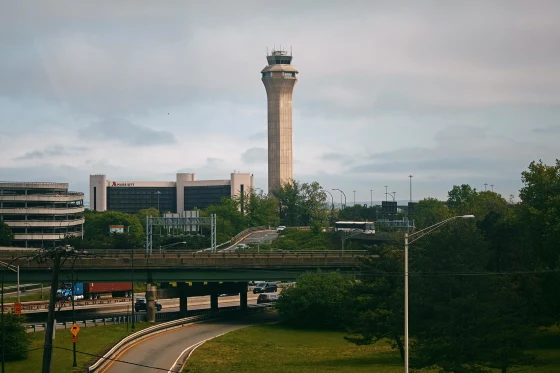 Suspenden vuelos al aeropuerto de Newark tras nueva falla en los equipos de control del tráfico aéreo