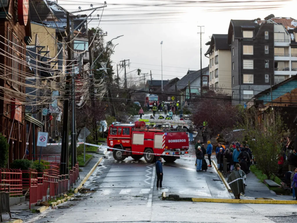 Tornado provoca daños en 250 casas y deja ocho heridos en una ciudad del sur de Chile