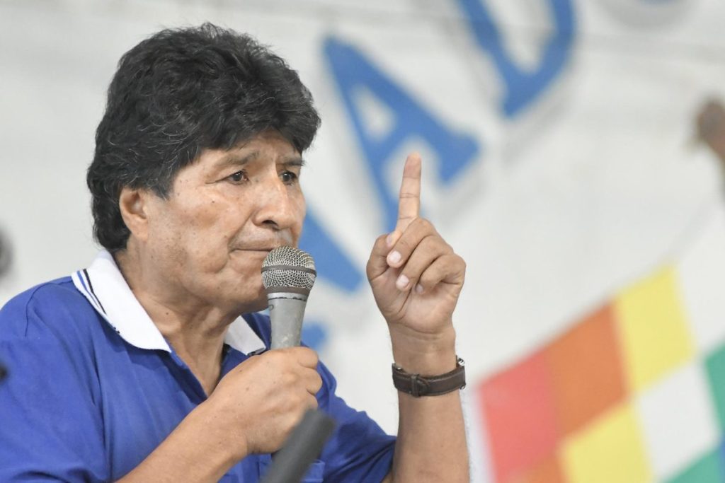 Seguidores de Evo Morales se enfrentan con policías al intentar llegar a sede electoral