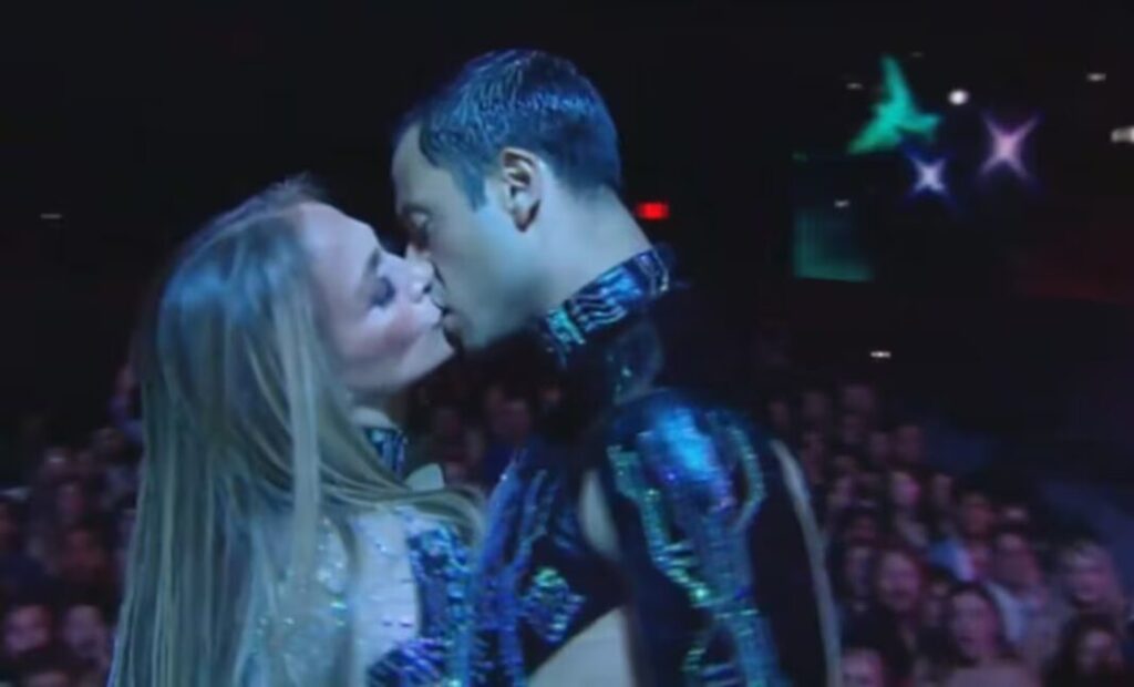 Jennifer Lopez sorprende al besar a sus bailarinas durante show en vivo