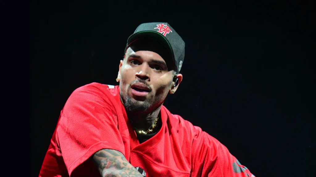 Chris Brown es acusado en Reino Unido por presunta agresión en un club de Londres en 2023
