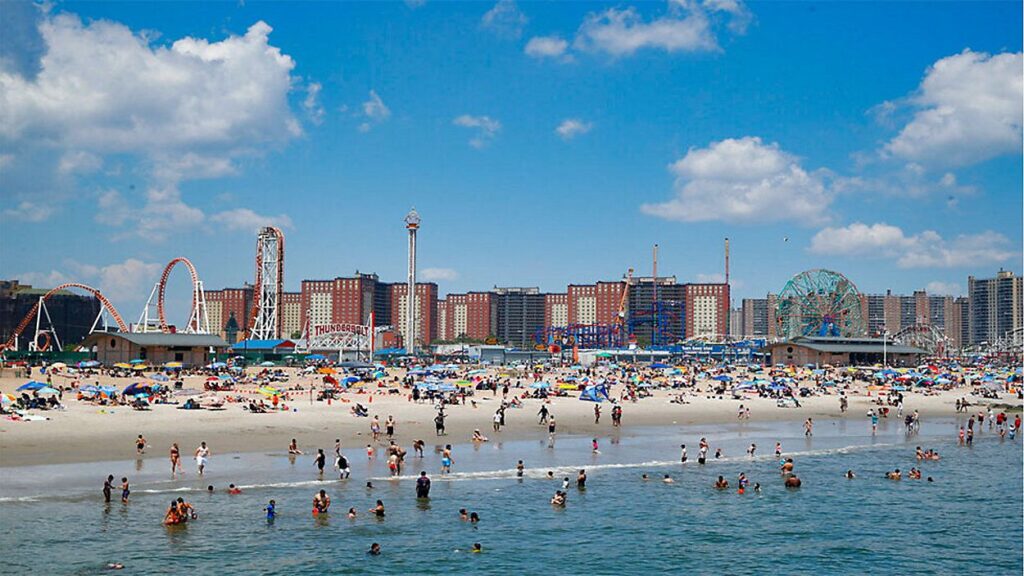 Nueva York reabre sus playas para la temporada de verano