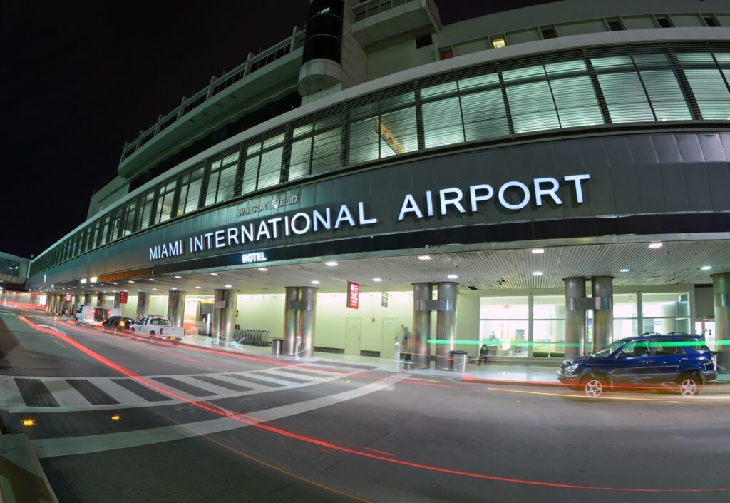 Arrestan a mujer en el Aeropuerto de Miami tras presunta amenaza de bomba