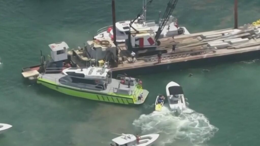 Al menos dos personas murieron y otras más resultaron heridas tras el choque entre un velero y una barcaza en Miami Beach.