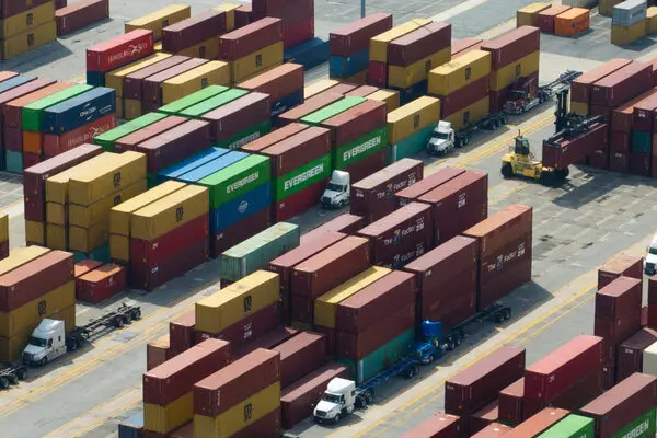 Estados Unidos impone más aranceles a remedios, camiones y muebles