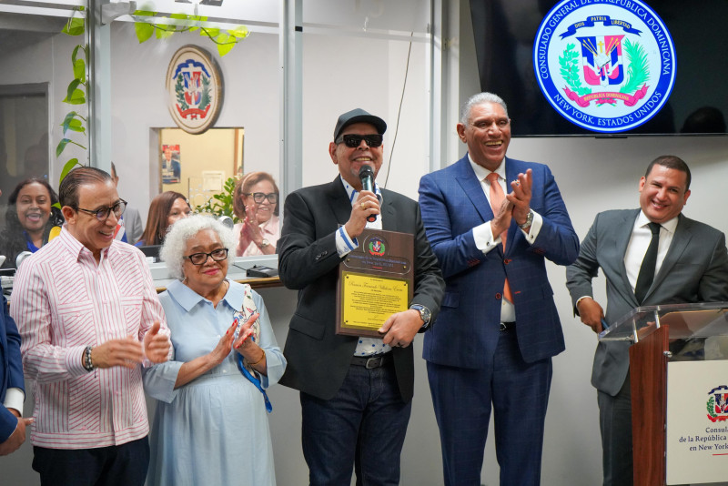 Consulado dominicano en Nueva York entrega reconocimiento a Fernando Villalona