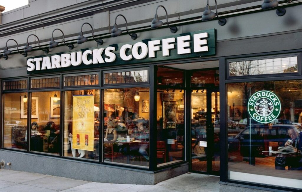 Starbucks anuncia cierres y despidos como parte de un plan para revivir la cadena de cafés
