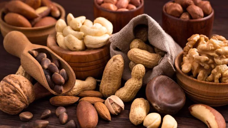 Consumir demasiados frutos secos puede causar molestias digestivas y favorecer el aumento de peso