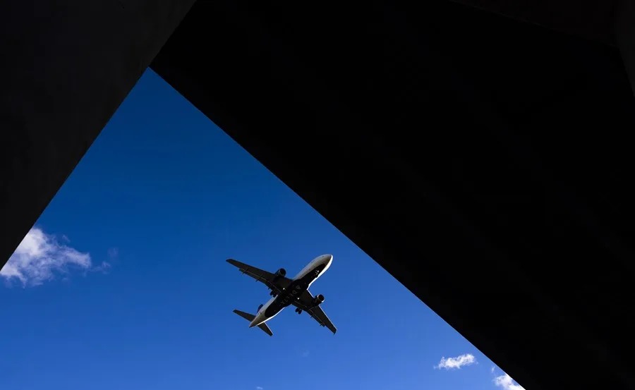 Aerolíneas enfrentan mayores costos y posibles alzas en tarifas aéreas