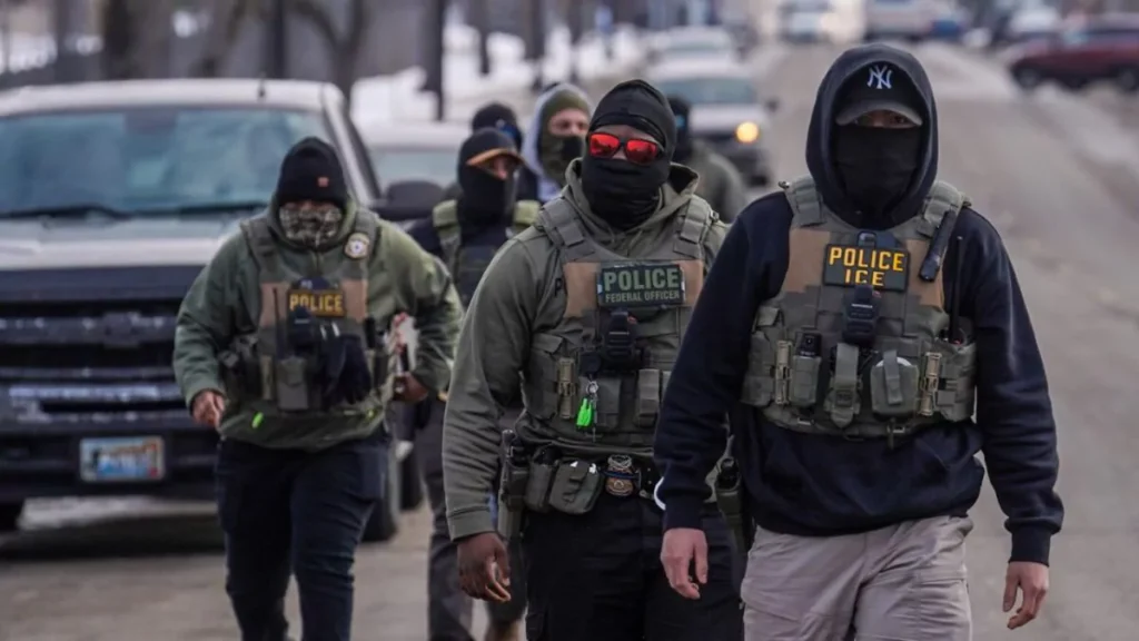 ICE instruye a sus agentes a no entrar en viviendas sin una orden judicial, según NBC