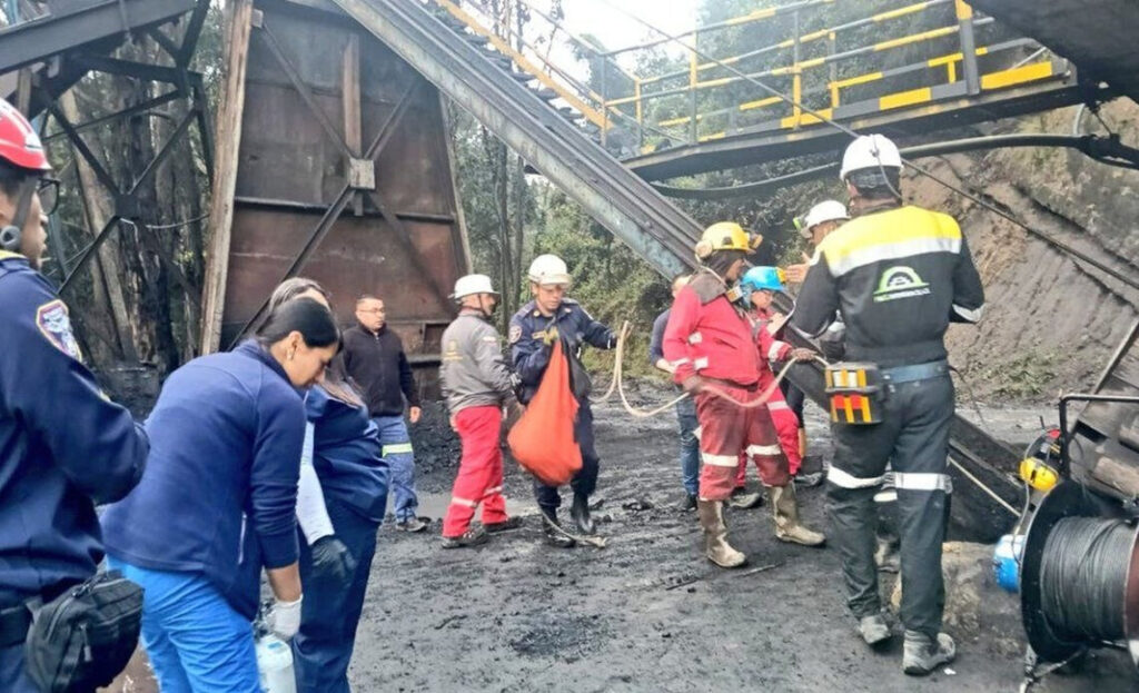 Explosión en mina de carbón deja al menos 11 mineros atrapados en Colombia