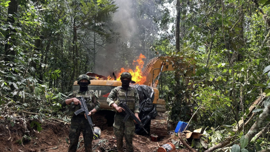 Fuerzas Armadas de Ecuador clausuran cincuenta accesos a minas ilegales en sur del país