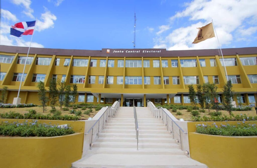Banreservas rechaza embargo a fondos de la JCE