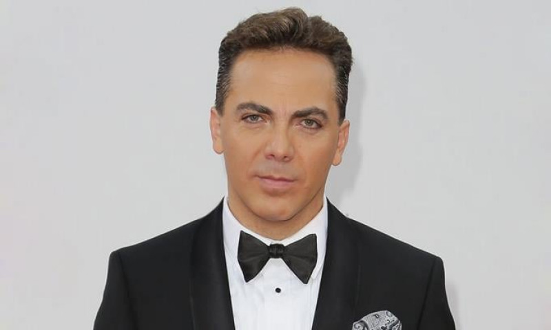 Cristian Castro se gradúa del bachillerato a los 51 años